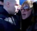 Šokējošs video:  jauna sieviete iepļaukā un apspļauda  pensijas vecuma kundzi!