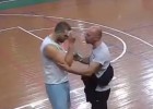 Video: Spēlētājs salauž tiesnesim degunu un tiek diskvalificēts uz mūžu Video: Spēlētājs salauž tiesnesim degunu un tiek diskvalificēts uz mūžu