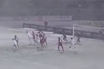 Video: Futbols sniegā jeb atrodi bumbu vārtu guvumā