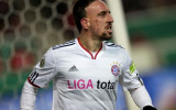 "Bayern" uzvar Štutgartē un iekļūst kausa 1/2 finālā; turpat arī Dortmunde
