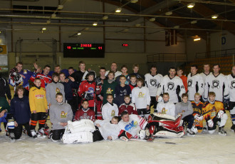 Foto: HK "Ogre Juniors": dēli pret tēviem Foto: HK "Ogre Juniors": dēli pret tēviem
