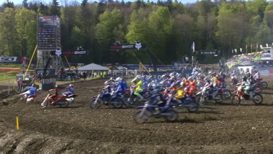 Video: Kubuliņš un Reišulis pirmajā trijniekā EMX125 sacensībās Šveicē