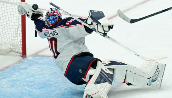 Latvijska vratarja Merzļikins in Šilovs se srečala v NHL, zmaga po kazenskih strelih za Merzļikinsa