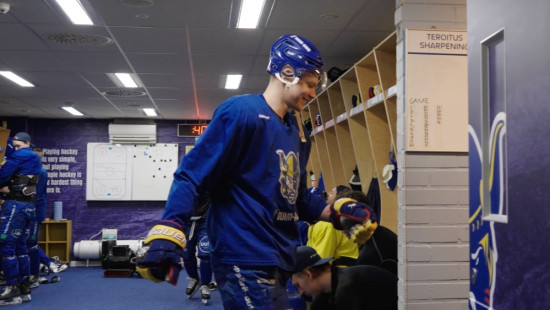 Video: "Viņš var būt labākais NHL komandā." Alberts Šmits un viņa dzīve Somijā