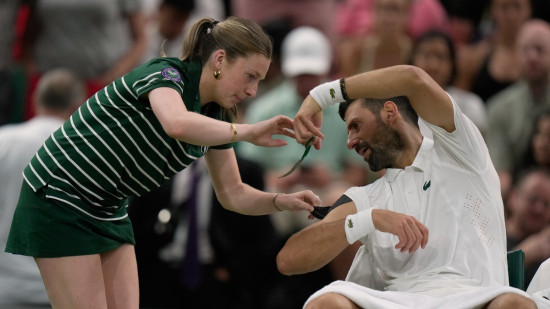 Video: Džokovičs mēģina sabiedēt Vimbldonas meiteni