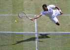 Video: Džokovičs un Tsonga tenisu spēlē lidojot