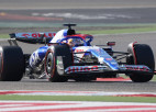 Bahreinas GP pirmajos treniņos ātrākie Rikjardo un Hamiltons