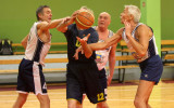 Foto: Basketbolu spēlē veterāni