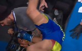 Video: Fotogrāfs glābj no ringa izkritušo bokseri