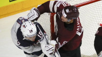 Latvija straujā un rezultatīvā spēlē galotnē zaudē ASV hokejistiem