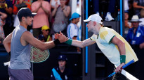 "Australian Open" nav viegli: uzvarētājs paspiež roku un steidzas vemt