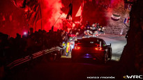 Skatītāji ar salūtu un dūmu svecēm Montekarlo WRC atklāšanā sarūpē maģiskus svētkus