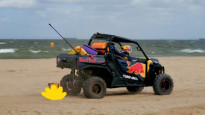 "Red Bull" piloti sacenšas ar pludmales patruļas mašīnām