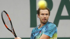 Gulbis atgriešanās spēlē parāda raksturu un uzvar trīs setu cīņā