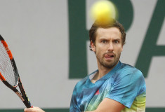 Gulbis atgriešanās spēlē parāda raksturu un uzvar trīs setu cīņā