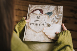“Es esmu mājiņā” – grāmata un izstāde