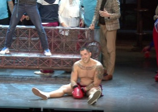 Video: Spēkavīrs Vidzis debitē Dailes teātrī un saņem nokautu no Dzelzīša
