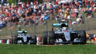 Hamiltons uzveic Rosbergu F1 posmā Ungārijā