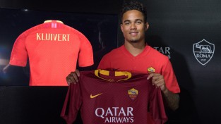 "Roma" par 17 miljoniem nopērk Džastinu Kluivertu, Madrides "Real" jauns vārtsargs