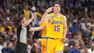Rīvsam ''triple-double'', ''Lakers'' atspēlē 19 punktu deficītu un trillerī uzvar ''Bucks''