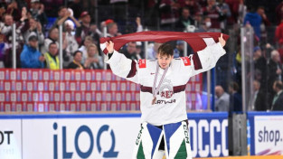 Bronzu un MVP ieguvušais Šilovs nominēts arī IIHF sezonas spēlētāja balvai