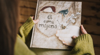 “Es esmu mājiņā” – grāmata un izstāde