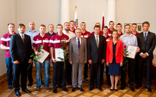Foto: U20 valstsvienība pieņemšanā pie Valda Dombrovska