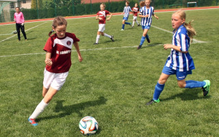 Foto: Atklāta jaunā meiteņu futbola vasaras čempionāta sezona