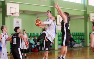 Foto: "Ikšķile" sagrauj Ogres Basketbola skolas komandu