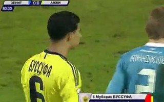 Video: "Anzhi" spēlētājs iesper ar bumbu tiesnesim, divās minūtēs saņem noraidījumu