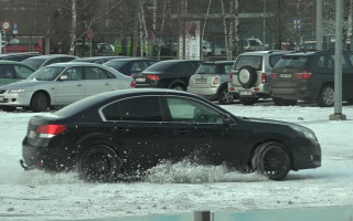 Video: "Dinamo" hokejisti pēc treniņa pie arēnas <i>griež saulītes</i>