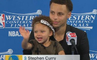 Video: NBA zvaigznes divus gadus vecā meita "uzstājas" preses konferencē