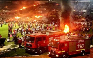 Video: Turcijas līdzjutēji nodedzina savas komandas stadionu