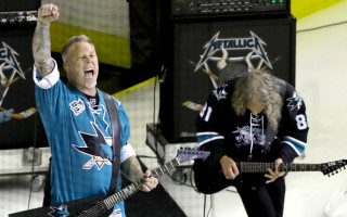 Video: "Metallica" pirms "haizivju" un "pingvīnu" cīņas nospēlē ASV himnu