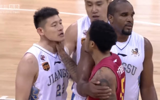 Video: Amerikāņu basketbolists Ķīnā žņaudz pretinieku spēlētāju