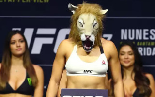 Video: MMA cīkstone uz svēršanos ierodas lauvas maskā