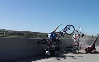 Video: Dramatiski: amerikāņu riteņbraucējs par mata tiesu nenokrīt no tilta