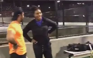 Video: Serēna Viljamsa pastaigas laikā izaicina svešiniekus uz tenisa dueli