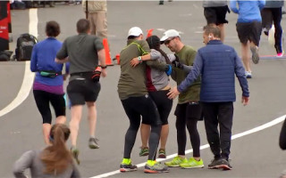 Video: Sagurusi skrējēja ar labu cilvēku palīdzību tiek līdz finišam