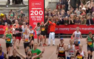 Video: Saguris maratonists saņem palīdzību, lai varētu finišēt Londonā