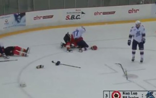 Video: Rīgā masu kautiņš starp Ķīnas un Krievijas MHL komandām