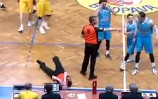 Video: "Shaqtin' A Fool" topā arī tēlošana tiesneša izpildījumā