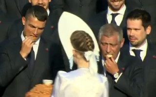 Video: Ronaldu nobauda slāvu kāzu maizi