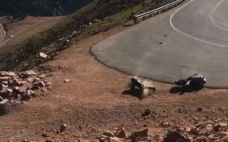 Video: Sāpīgu kritienu Paikspīkā piedzīvo sportists ar elektrisko motociklu