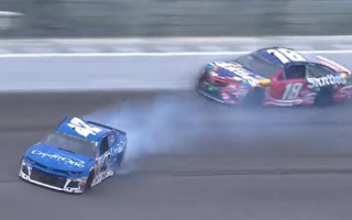 Video: Drāma NASCAR finišā - pilots pirms uzvaras piedzīvo vairākas sadursmes