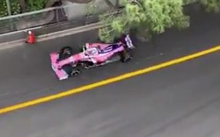 Video: F1 pilots Monako trasē gandrīz notriec divus tiesnešus