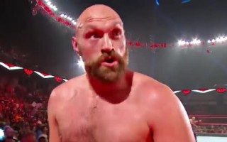 Video: Fjūrijs atbrīvojas no apsargiem un uzbrūk varenajam WWE cīkstonim