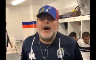 Video: Pēc pirmās uzvaras Maradona dejo ģērbtuvē