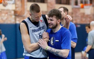 Video: Dončičs treniņā apspēlē Porziņģi un svin kā izcīnījis čempiontitulu