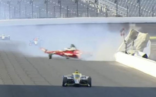 Video: "Indy 500" noslēdzas ar milzu avāriju un Sato uzvaru